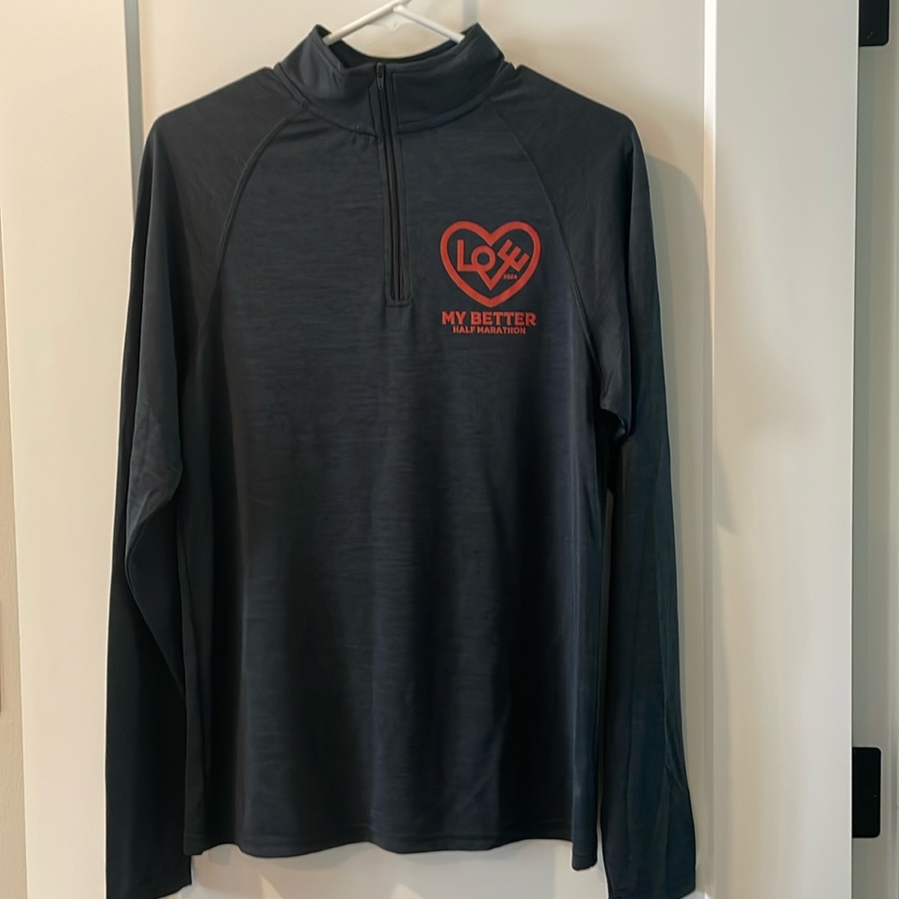 Leslie Jordan men’s half zip full sleeve tee athletic top in size S NWOT